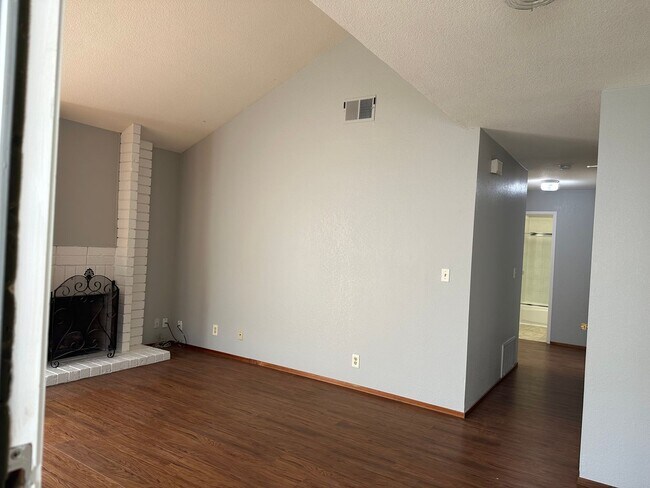 Building Photo - SAN JOSE - Beautifully updated home with p...