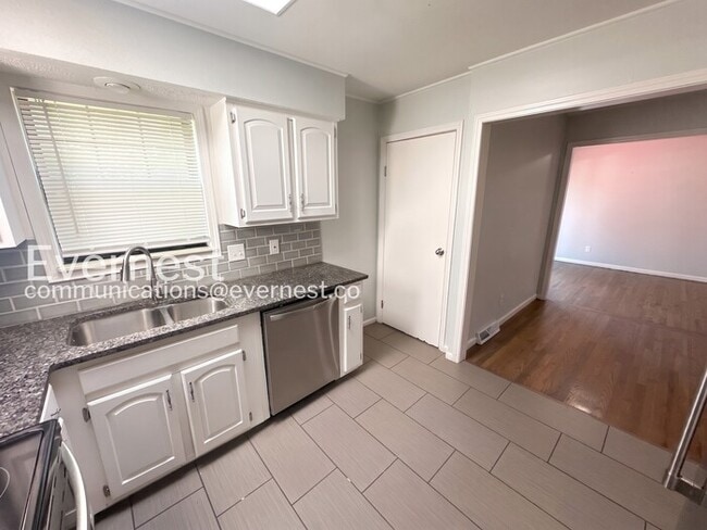 Building Photo - 8109 NE 51st St
