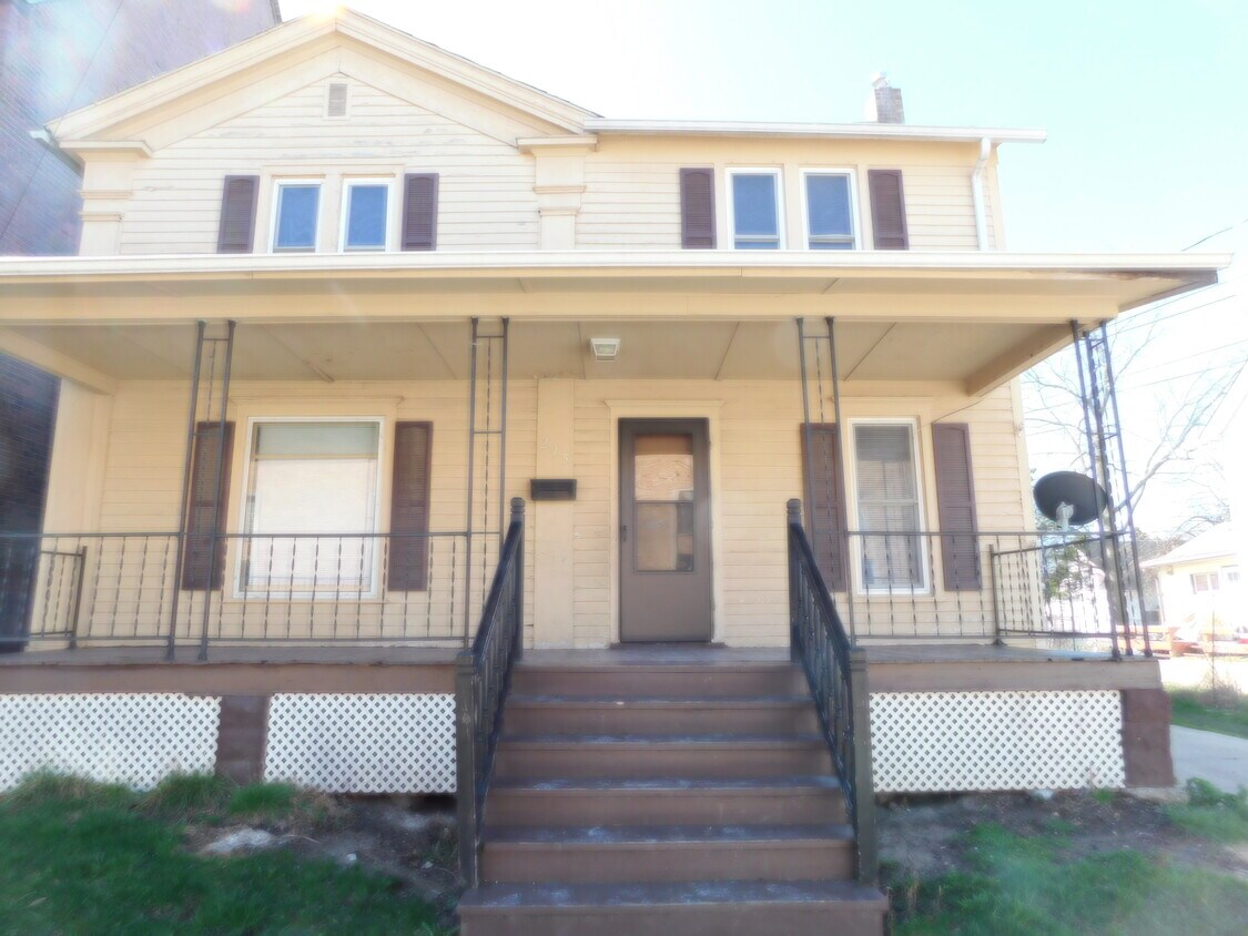 215 W Pleasant St, Freeport, IL 61032 House Rental in Freeport, IL
