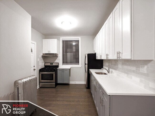 Building Photo - 5055 N Damen Ave