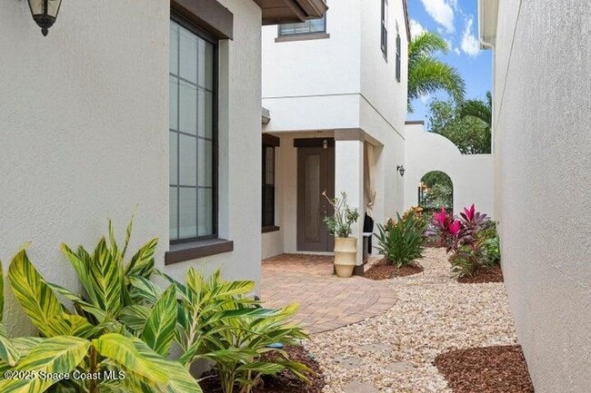 Building Photo - 7065 Primavera Ln