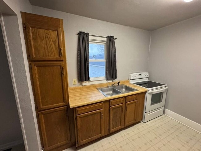 Building Photo - House available