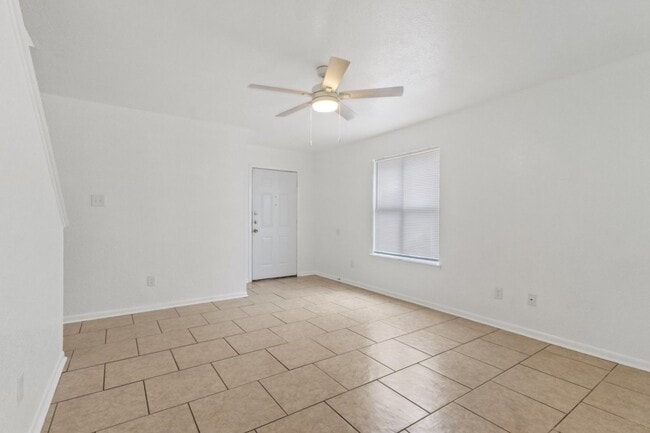 Building Photo - 2410 Royal Crest Cir