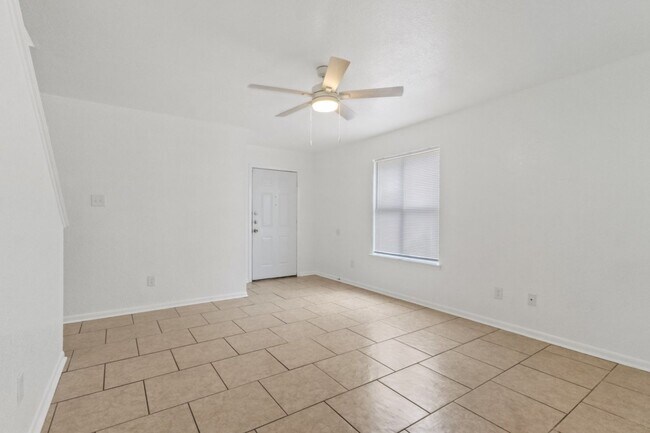 Building Photo - Close to Fort Hood! Town Home featuring 2 Bedrooms, 1.5 Baths, and 1 Car Garage