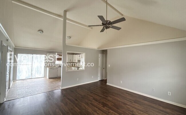 Foto del edificio - 6825 Brittany Pl