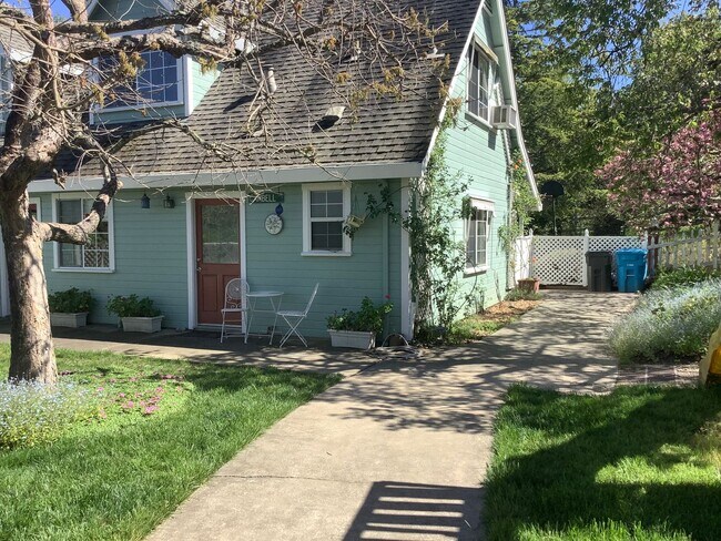 Foto del edificio - FURNISHED 2 bedroom, I bathroom ADU in Seb...