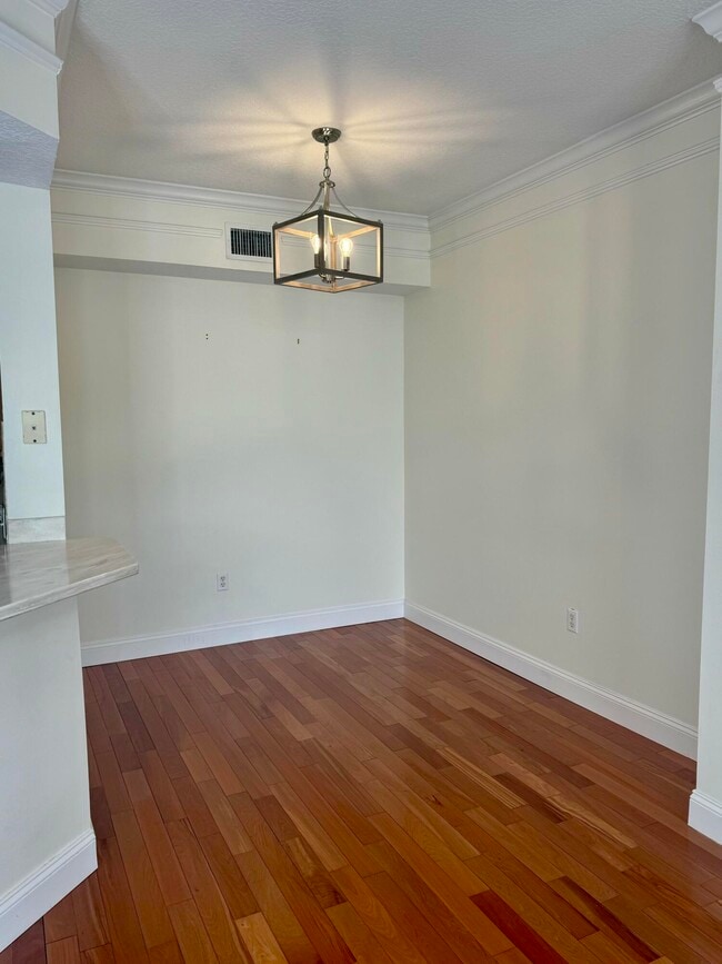 Building Photo - 3210 Myrtlewood Cir E
