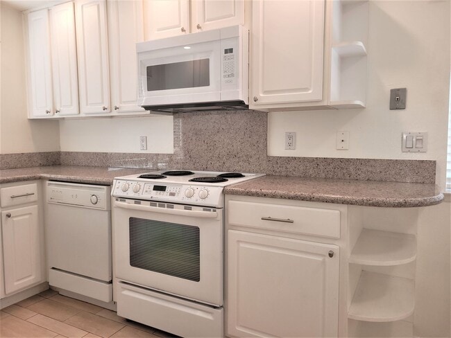 Building Photo - Comfortable Condo overlooking the golf cou...