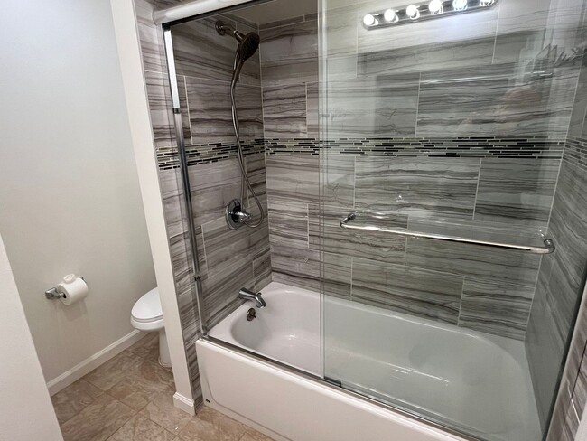 Foto del edificio - 3 bed, 2 bath with AC, hardwood/laminate f...