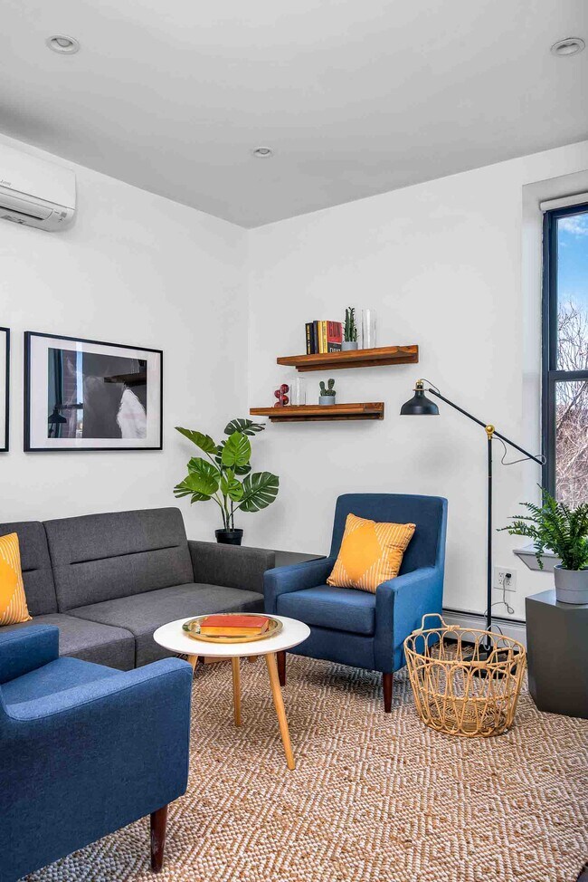 Foto del edificio - 373 Tompkins Ave