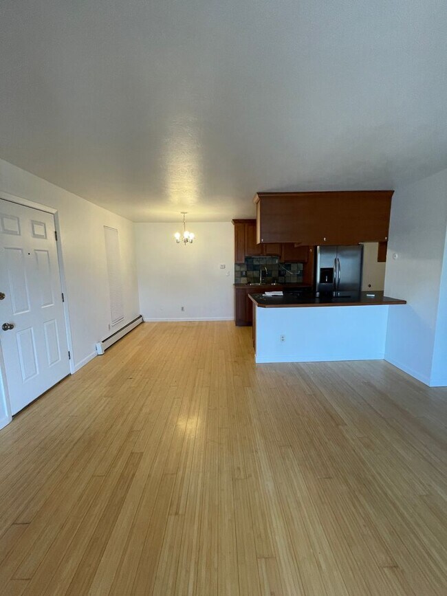 Building Photo - Updated 2B/2B 3rd floor Condo on Manhattan