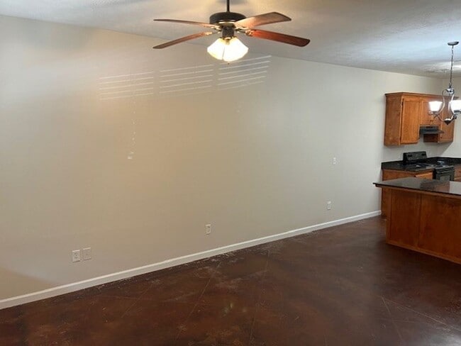 Building Photo - 2 bedroom 2 bath Duplex for lease