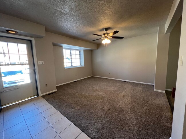 Building Photo - 2 Bedroom Townhouse close to Ft. Carson
