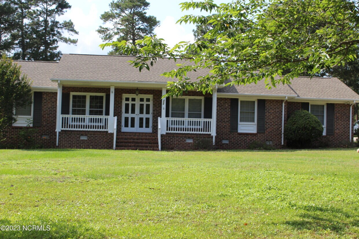 Primary Photo - 204 N Country Club Rd