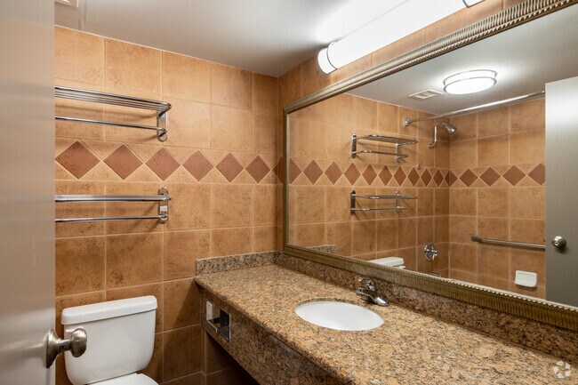 1BR, 2BA - 825SF - Baño - The Block at Sterling Heights