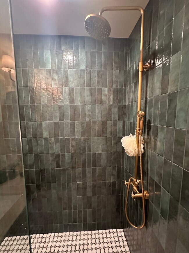 Foto del edificio - 1045 Forrest Blvd