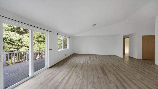 Foto del edificio - 3 Bed 2 Bath - 5 Acres - Large Living Room - Office - Pet Friendly - Groups