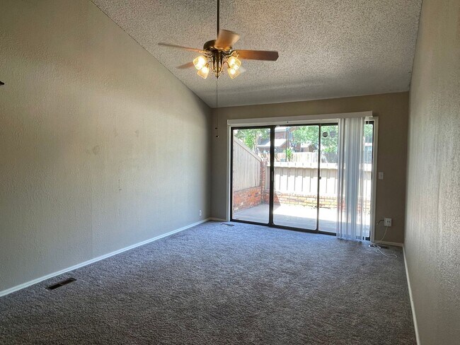 Building Photo - Large 2 Bed 2 Bath Duplex In NW OKC
