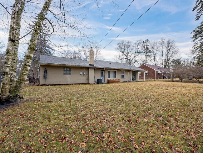 Foto del edificio - Welcome to this charming single-family ran...
