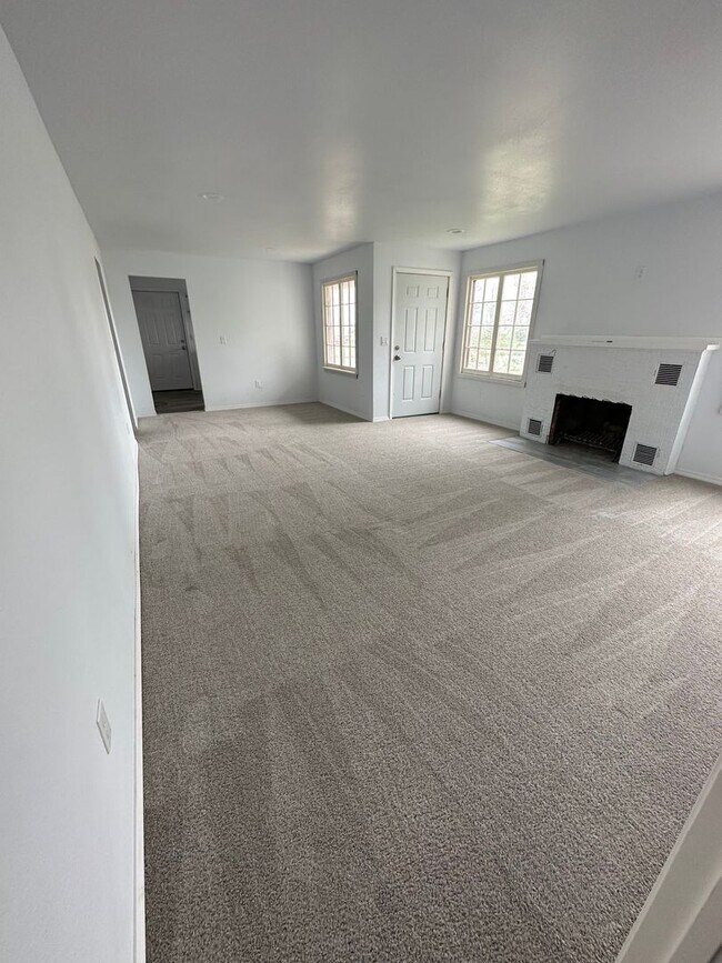 Foto del edificio - 3 Bed, 1 Bath Home for Rent-$1800