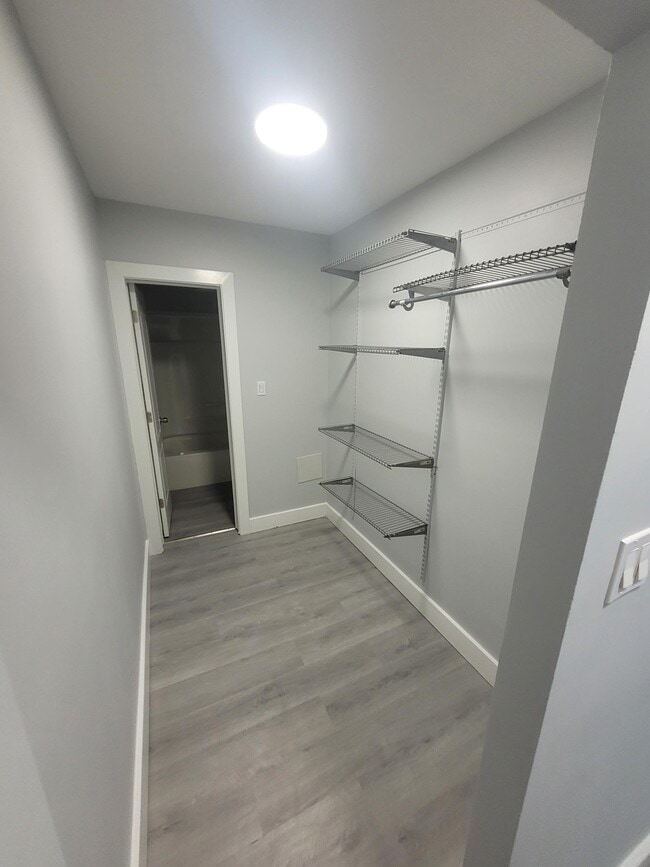 Building Photo - 570 Ellice Ave