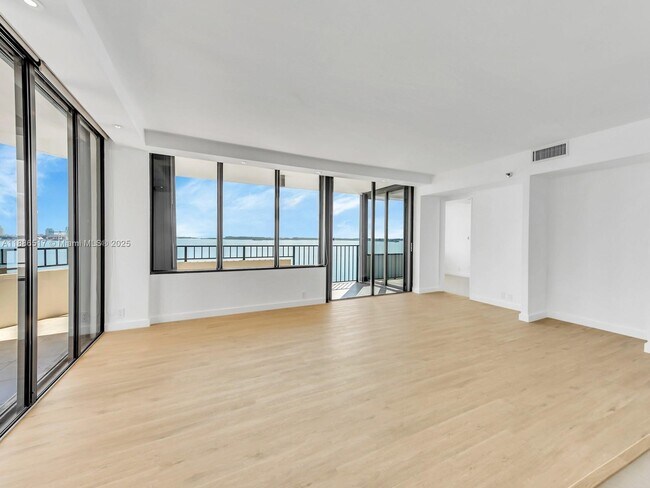 Foto del edificio - 520 Brickell Key Dr