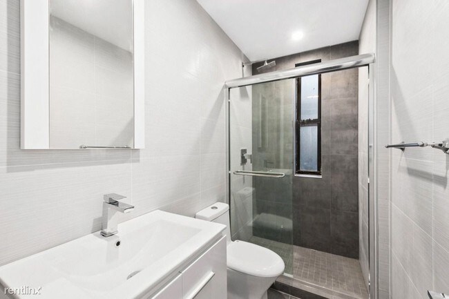 Foto del edificio - 102 E 103rd St