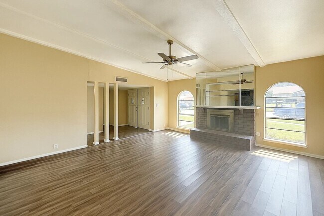 Foto del edificio - Inviting 3-Bedroom Haven with Shaded Backy...