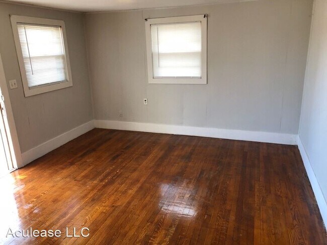 Building Photo - 2 br, 1 bath House - 222 E. Thorton