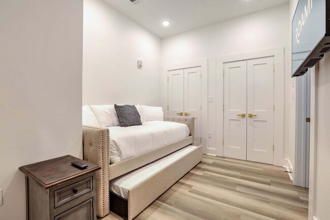 Building Photo - 1050 Annunciation St