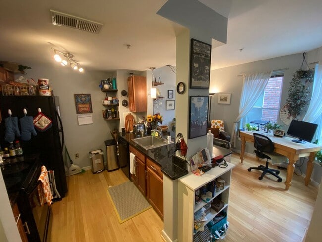 Building Photo - Charming, Spacious and Sunlit 1 BD, 1 BA 3...