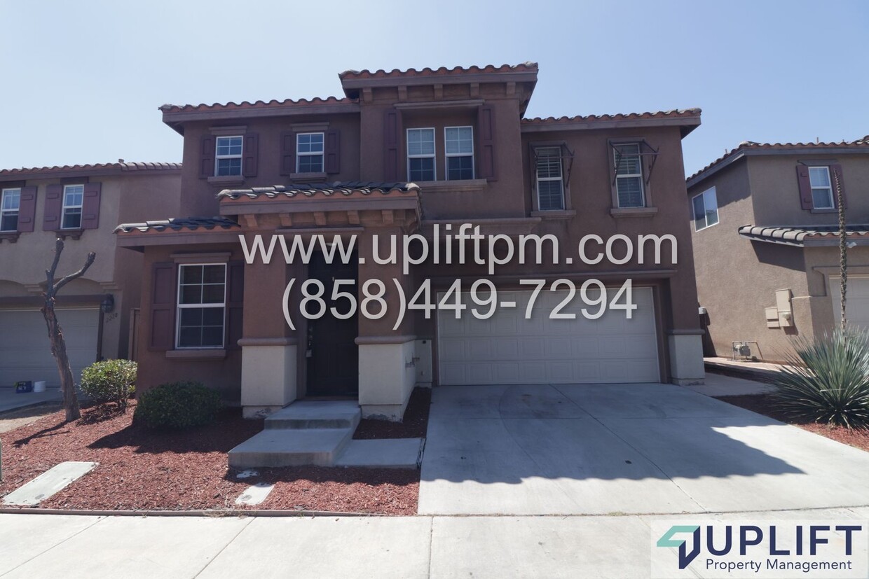 Foto principal - 4 bedroom 2.5 bathroom home in Chula Vista...