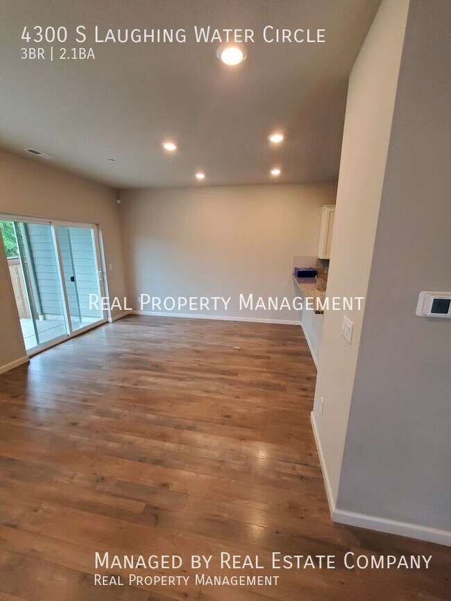Foto del edificio - Modern Ridgefield Townhome with Two Car Ga...