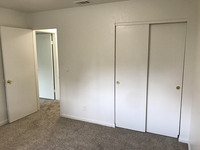 Guest bedroom - 7227 Village Green Dr