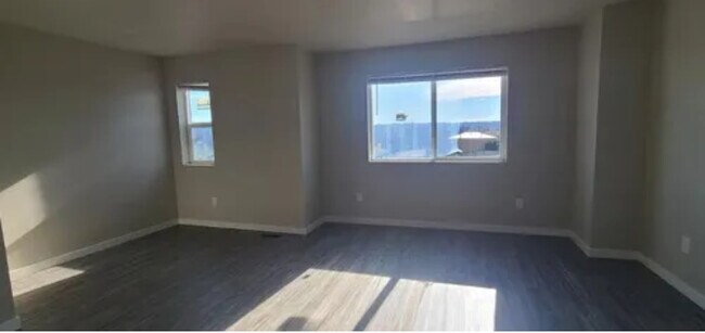 Building Photo - 1407 E Dalton Ave