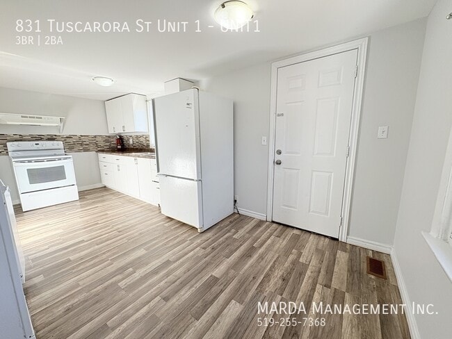 Building Photo - CHARMING 3 BED/2 BATH MAIN FLOOR UNIT IN WALKERVILLE + HYDRO & GAS