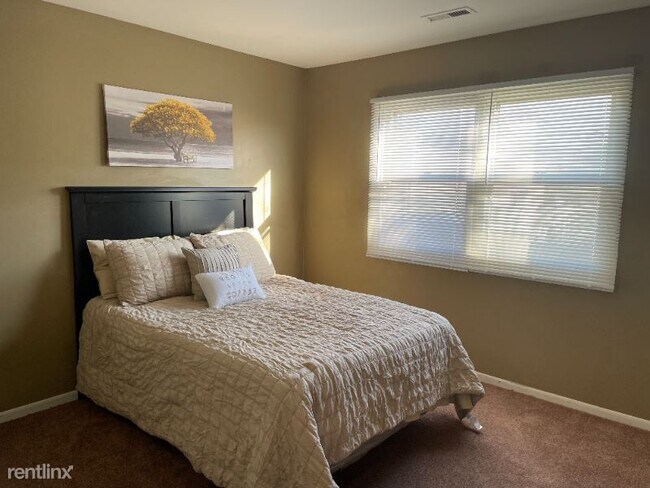 Building Photo - 3 br, 1 bath Condo - 20109 Ash Ln