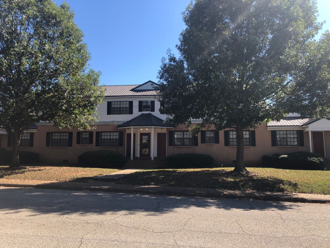 Foto principal - 2 bedroom 2 bath upstairs condo $1,100 per...