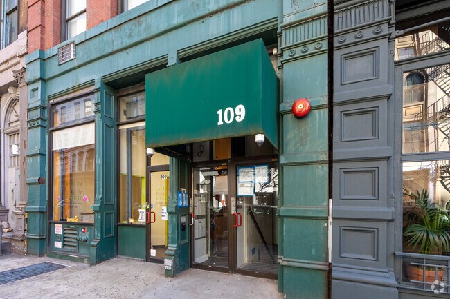Entrance - 109 Reade St