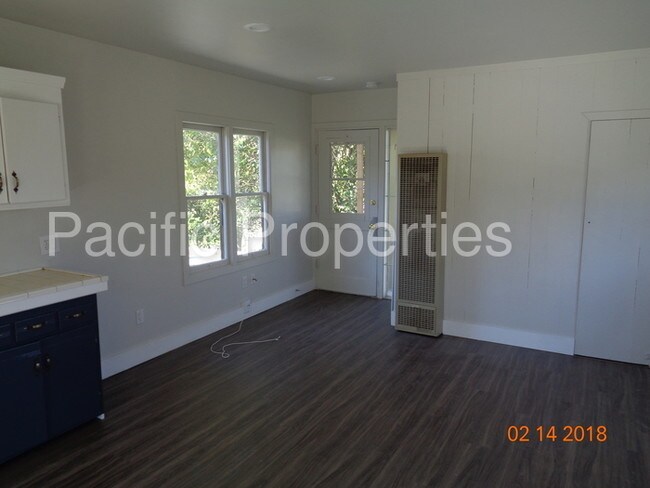 Building Photo - Fully Remodeled Studio Apartment