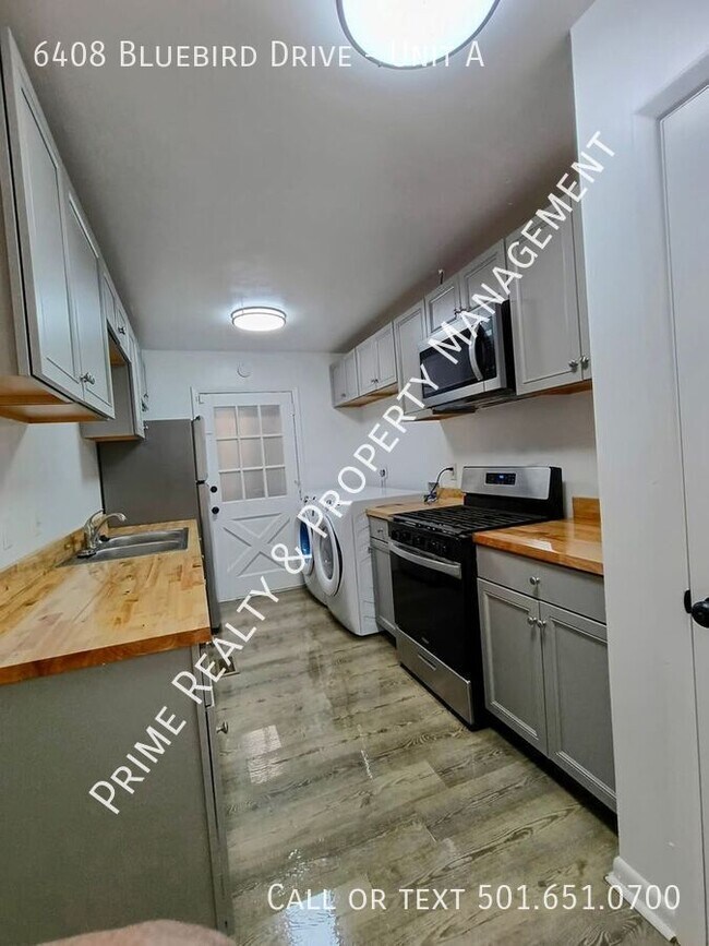 Foto del edificio - 6408 Blue Bird Dr