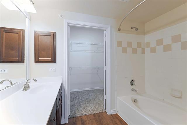 Foto del edificio - 9900 McNeil Dr