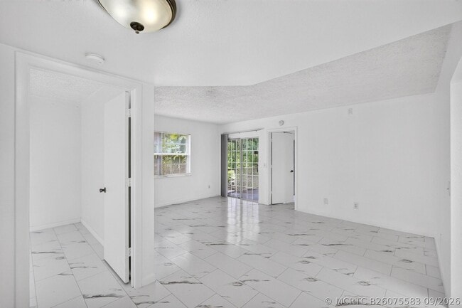 Building Photo - 1628 SE Green Acres Cir