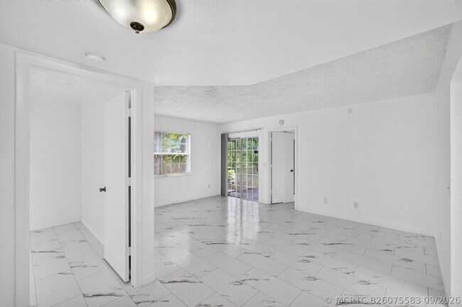 Foto del edificio - 1628 SE Green Acres Cir