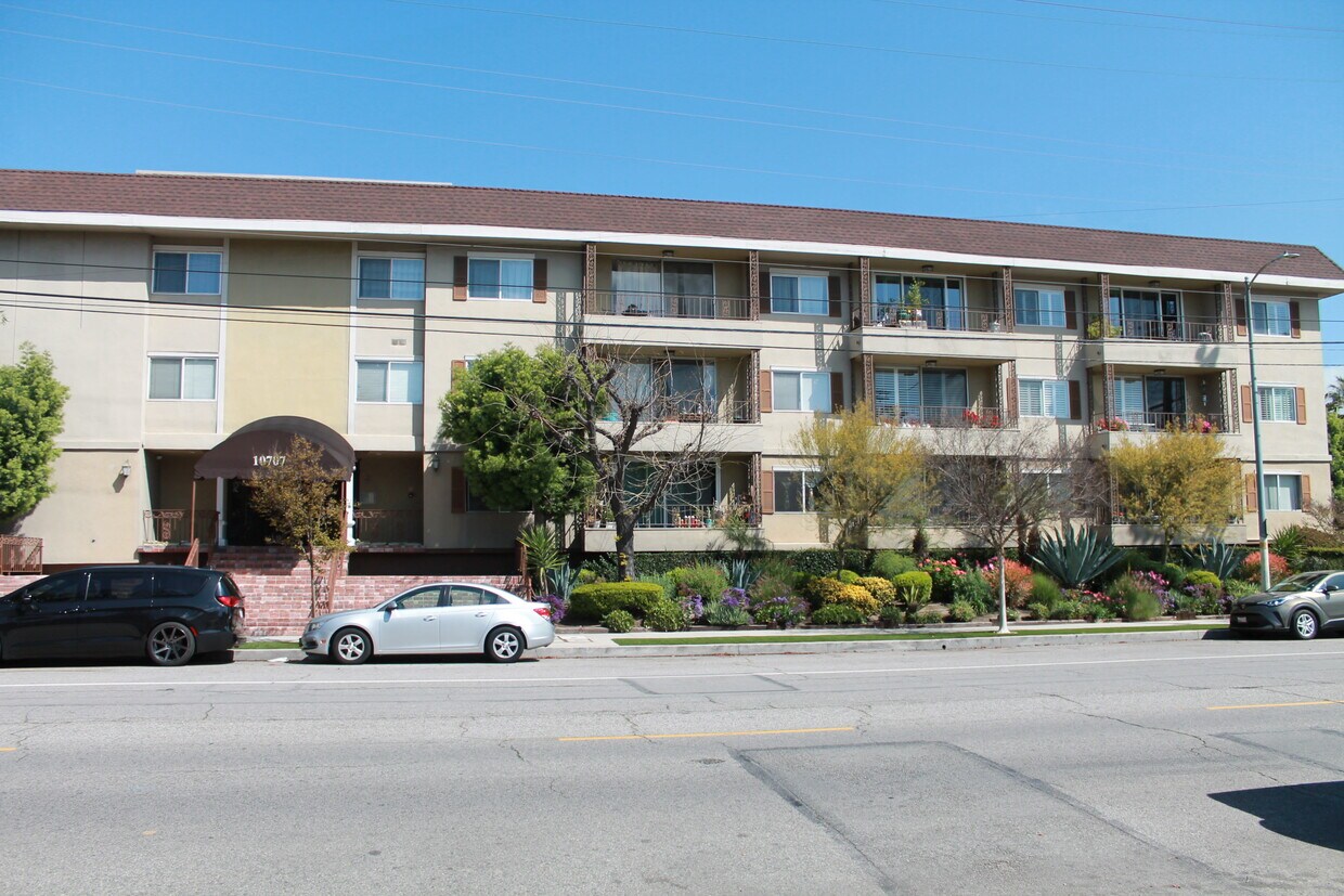 10707 Camarillo St Unit 111, North Hollywood, CA 91602 Condo for