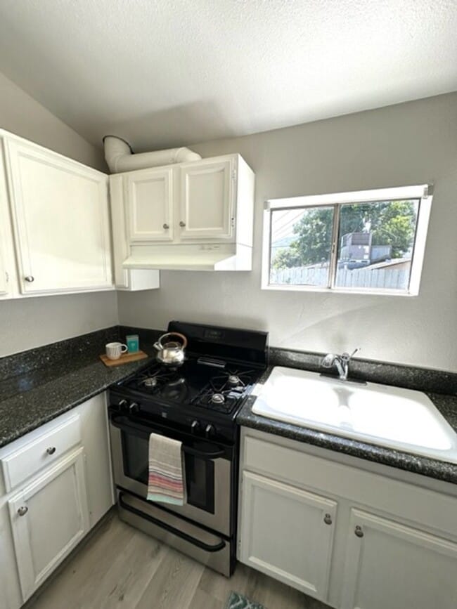 Foto del edificio - 2+1 Bungalow Cottage-  central a/c, carport, patio, washer/dryer hookups, pet friendly