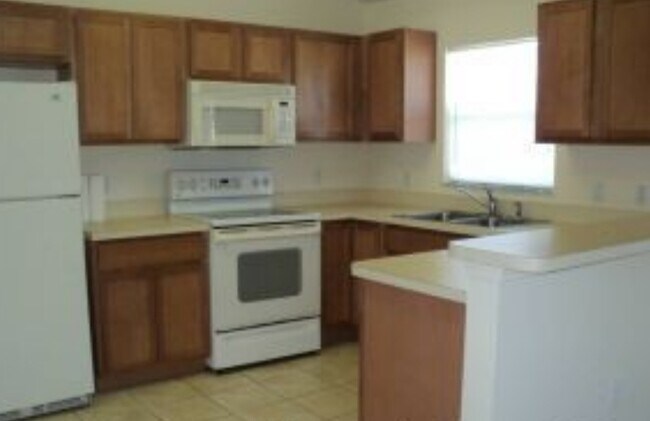 Building Photo - Nice 3/2/2 Call to schedule viewing now! W...