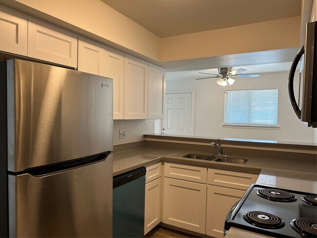 Foto del edificio - 8038 Sands Point Dr