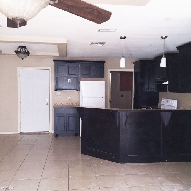 Building Photo - 1202 W Kiwi Ave