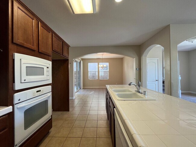 Building Photo - 4 Bedroom NW Fresno Home for Lease